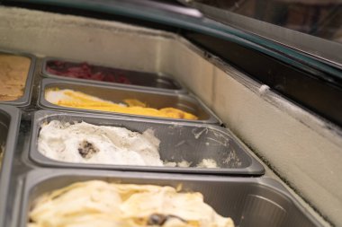 Dondurma seçimi. İtalyan gelateria 'sı. Kafede vitrinde dondurma. Boşluğu kopyala