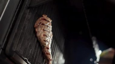 Izgarada ızgara kuzu biftek ve duman. Dikey video