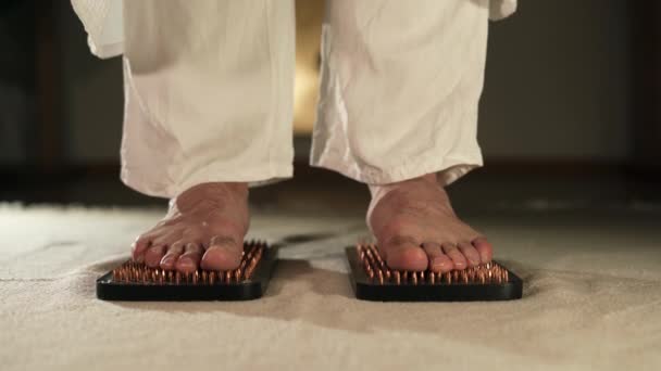 Erkek Ayakları Keskin Tırnaklarla Tahta Üzerinde Durur Sadhu Sörf Tahtaları — Stok video