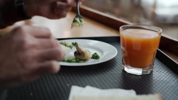 Młody Człowiek Spożywa Zdrowy Posiłek Świeży Sok Pomarańczowy Ekologicznej Restauracji — Wideo stockowe