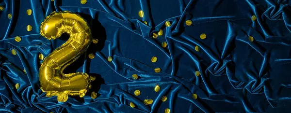 Χρυσό Μπαλόνι Νούμερο Δύο Μπλε Βελούδο Ευχετήρια Κάρτα Γενεθλίων Επιγραφή — Φωτογραφία Αρχείου