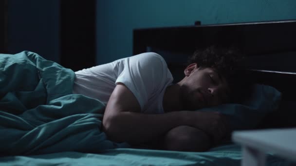 Ideges Fiatalember Álmatlansággal Alvászavarral Fejfájástól Rémálmoktól Szenved Miközben Éjszaka Ágyban — Stock videók