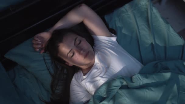 Νεαρή Γυναίκα Κοιμάται Κρεβάτι Υπνοδωμάτιο Δωμάτιο Ξενοδοχείου Νύχτα Θέα Στην — Αρχείο Βίντεο