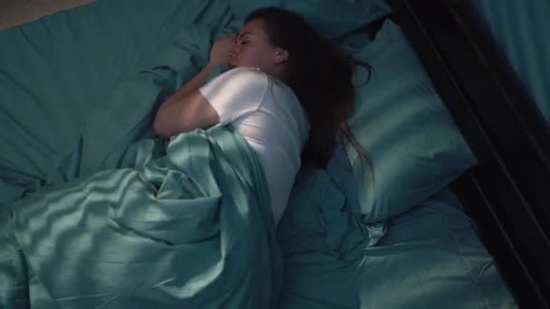 年轻疲惫的女人因失眠醒着躺在床上 睡眠障碍和失眠的概念 顶部视图 — 图库视频影像