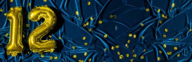 12 numara, konfetiyle mavi kadife arka planda altın folyo balon numarası. Doğum günü tebrik kartı, 12. yazı. Yıldönümü etkinliği. Pankart. Şık altın rakamlı, parlak parlak bir ışık. Boşluğu kopyala,