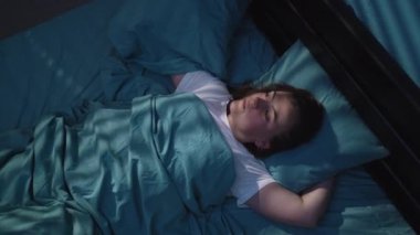 Sinirli kadın gece yatak odasında komşusunun gürültüsüne maruz kalıyor. Geceleri uyuyamıyormuş. Gürültü ve uykusuzluk kavramı. Boşluğu kopyala