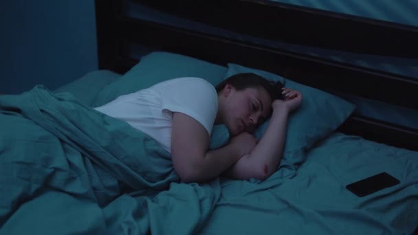 Geceleri Yatakta Uyuyan Bir Kadın Yatak Odasında Çalan Cep Telefonundan — Stok video