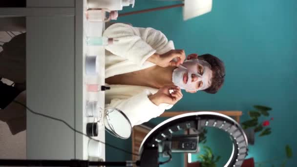 Beauty Blogger Νεαρός Άνδρας Που Εφαρμόζει Μάσκα Προσώπου Που Δείχνει — Αρχείο Βίντεο