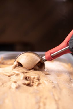 Creme brulee dondurması. Dondurma için kepçe paketten bir top alır. Vejetaryen dondurması yapıyorum. Boşluğu kopyala