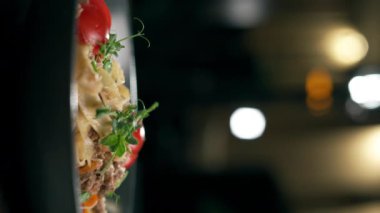 Domuz eti, sos ve parmesan peynirli kremalı Alfredo makarnası. Sağlıklı İtalyan yemekleri. Dikey video