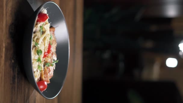 레스토랑에 앉아있는 닭고기 토마토와 Farfalle 파스타를 이탈리아어 파스타 비디오 — 비디오