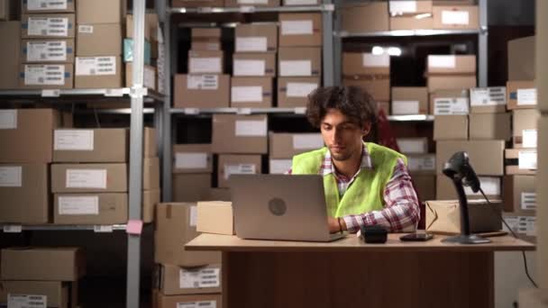 倉庫のラップトップコンピュータで働く男性の倉庫労働者は 流通支店でラップトップを使用しています コピースペース — ストック動画