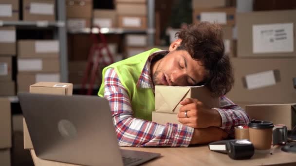 Trabajadores Masculinos Almacenamiento Sobrecargados Trabajo Que Duermen Descansan Trabajo Joven — Vídeos de Stock