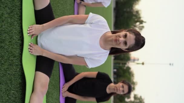Squadra Donne Flessibili Che Allungano Esercizi Scissione Facendo Fitness Yoga — Video Stock