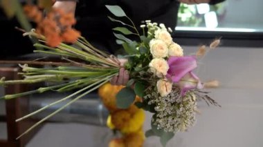 Çiçekçilik işine başladım. Çiçekçi dükkanı düzenleyen yaratıcı kadın çiçekçi. Boşluğu kopyala