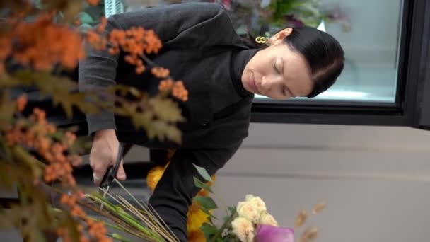 꽃집에서 일하는 신선한 꽃다발을 만드는 여성꽃집 비디오 — 비디오