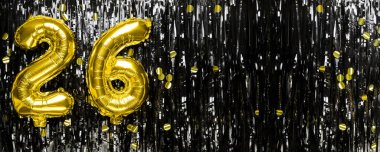 Siyah süslemenin arka planında 26 numaralı altın folyo balonu. Doğum günü tebrik kartı, yazıt 26. Yıldönümü etkinliği. Pankart. Boşluğu kopyala.
