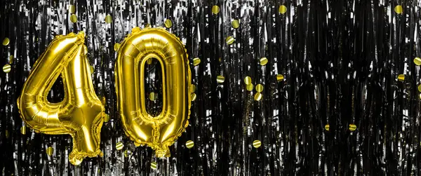Siyah süslemenin arka planında 40 numaralı altın folyo balonu. Doğum günü tebrik kartı, yazıt 40. Yıldönümü etkinliği. Pankart. Boşluğu kopyala.