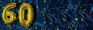 Mavi kadife dekorasyonun arka planında 60 numaralı altın folyo balonu. Doğum günü tebrik kartı, altmış numaralı yazı. Yıldönümü etkinliği. Pankart. Boşluğu kopyala