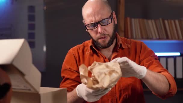 Археолог Распаковывает Посылку Сломанной Керамикой Лаборатории Работающей Допоздна Копирование Пространства — стоковое видео
