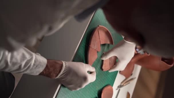 Arkeologi Senior Forskare Rekonstruera Trasiga Keramik Laboratorium Arbetar Sent Natten — Stockvideo