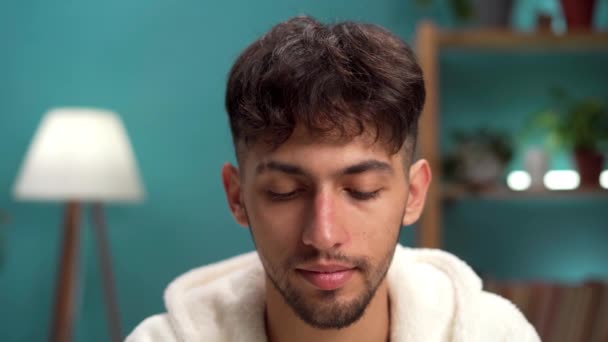 Молодой Человек Ближнего Востока Косметическим Продуктом Применяя Антивозрастную Питательную Увлажняющую — стоковое видео