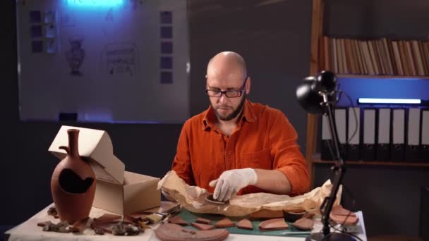 Вчений Археолог Розпаковує Посилку Розбитою Керамікою Лабораторії Працює Вночі Копіювати — стокове відео