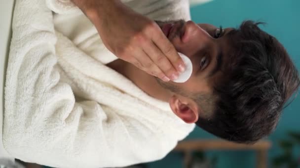 Rotina Diária Beleza Homem Árabe Limpeza Pele Com Água Micelar — Vídeo de Stock