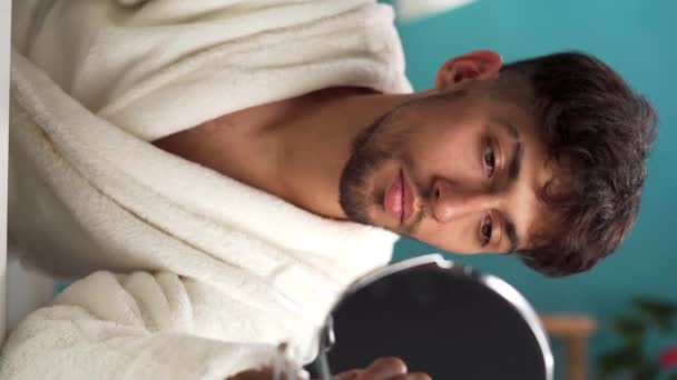Yakışıklı Adam Nemlendirici Yüz Serumu Sürüyor Erkek Sabah Güzellik Prosedürleri — Stok video