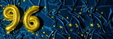 96 numaralı altın folyo balonu. Doğum günü ya da yıldönümü kartında 96. Mavi kadife arkaplan yazıyor. Yıldönümü kutlaması. Pankart. Boşluğu kopyala