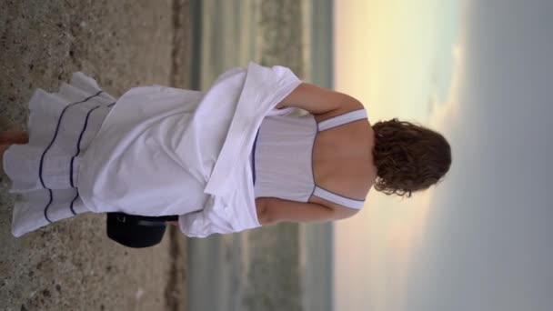 Donna Sensuale Abiti Estivi Passeggiando Sulla Spiaggia Sera Giovane Signora — Video Stock