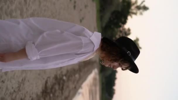 Μια Μοναχική Νεαρή Γυναίκα Καπέλο Και Φόρεμα Που Στέκεται Στην — Αρχείο Βίντεο