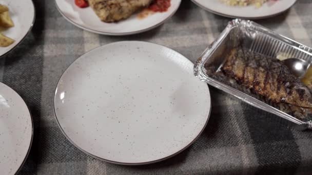 Świąteczne Jedzenie Filet Makreli Grilla Umieszczany Jest Białym Talerzu Jednorazowej — Wideo stockowe