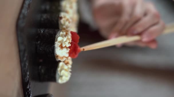 Manger Des Sushis Restaurant Japonais Maki Gunkan Dans Une Assiette — Video