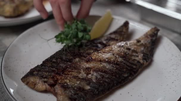 Ψητό Φιλέτο Ψαριού Σερβιρισμένο Πιάτο Λαχανικά Και Λεμόνι Στο Τραπέζι — Αρχείο Βίντεο