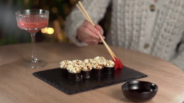 크리스마스 메뉴에 초밥을 화환에 아시아 클로즈업 — 비디오