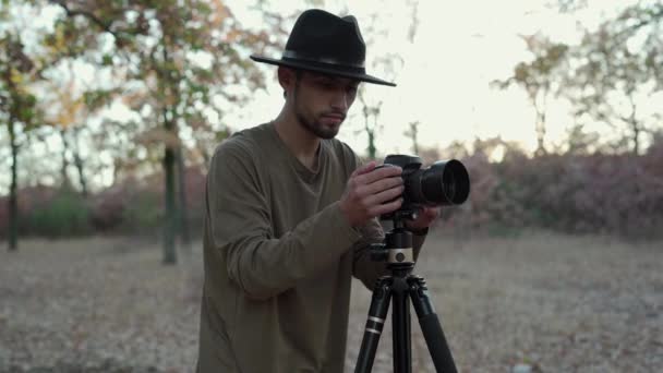 三脚のモダンなカメラで風景と自然の写真を撮るアラビアのスタイリッシュな男 コピースペース — ストック動画