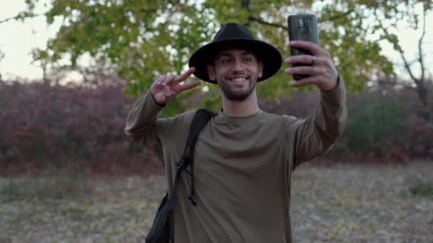 Szczęśliwy Turysta Zrobić Selfie Autoportret Smartfonem Spacery Miejskim Parku Uśmiechnięty — Wideo stockowe