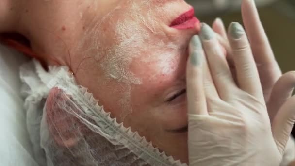 Kosmetologe Wäscht Und Reinigt Weibliches Gesicht Vor Ultraschall Gesichtsreinigung Kosmetologische — Stockvideo
