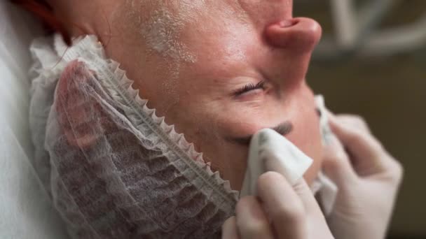 Kosmetolog Gör Rengöring Och Hudvård Behandling Kvinnor Ansikte Spa Salong — Stockvideo