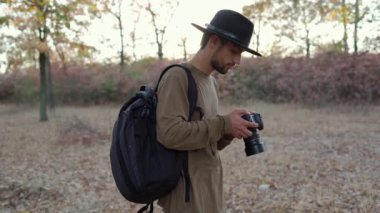 Dış mekan fotoğrafçısının parametreleri ve ormanda vahşi yaşamı çekmek için kamera ayarları. Profil görünümü