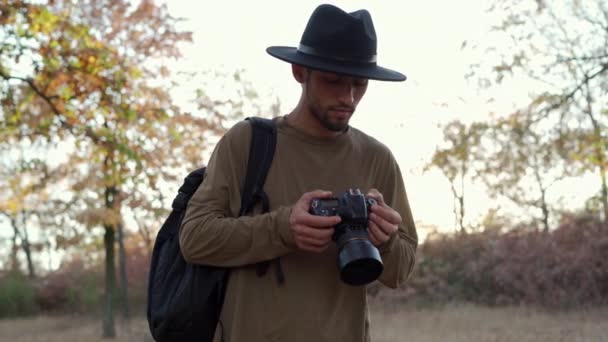 Koncepcja Podróży Hobby Młody Fotograf Czarnym Kapeluszu Dużym Plecakiem Robiący — Wideo stockowe
