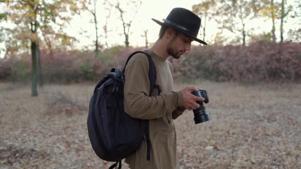 Zewnętrzny Fotograf Ustawia Parametry Ustawienia Kamery Fotografowania Dzikiej Przyrody Lesie — Wideo stockowe