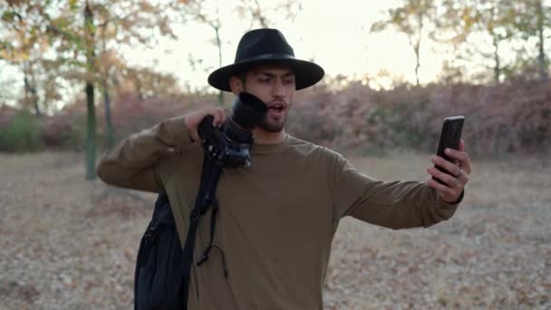 Mężczyzna Podróżnik Robi Selfie Portret Pozowanie Jesiennym Lesie Aparatem Fotograficznym — Wideo stockowe