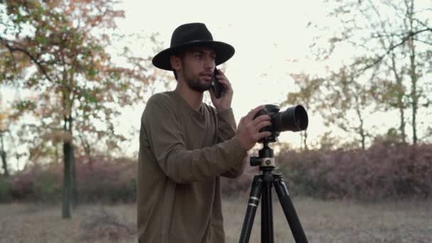 Fotograf Podróżujący Człowiek Robi Zdjęcia Natury Jesiennym Parku Lub Lesie — Wideo stockowe