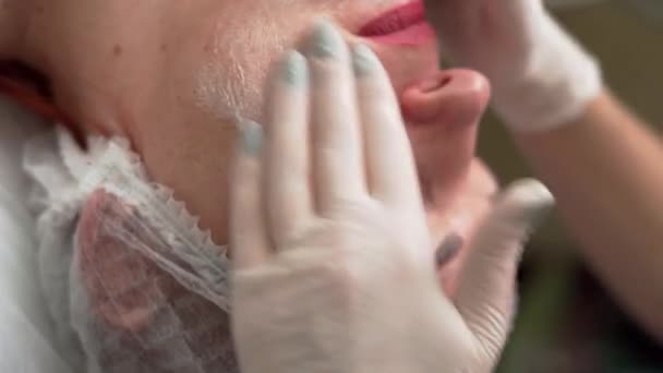 Frau Wellness Salon Bekommt Eine Gesichtsmassage Gesichtsbehandlung Hautpflege Nahaufnahme — Stockvideo