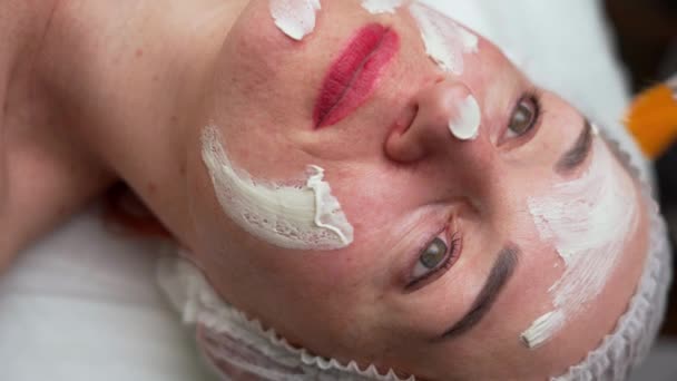 Kosmetikerin Die Maske Auf Das Gesicht Von Frauen Wellness Salon — Stockvideo