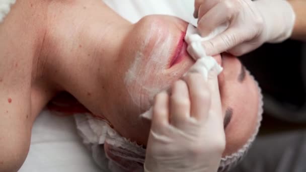 Kosmetikerin Entfernt Gesichtsmaske Vom Weiblichen Gesicht Mit Serviette Kosmetikerin Machen — Stockvideo