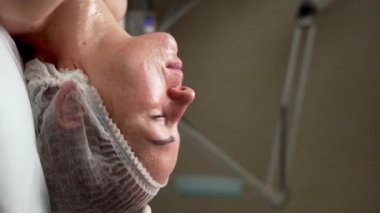 Kozmetik uzmanı kadın yüzü üzerinde çalışırken ultrason kabuğu ve yüz soyma prosedürleri uygulanıyor. Boşluğu kopyala