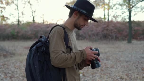Fotograf Profesjonalnym Aparatem Fotograficznym Jesiennym Lesie Fotografowania Przyrody Przestrzeń Kopiowania — Wideo stockowe